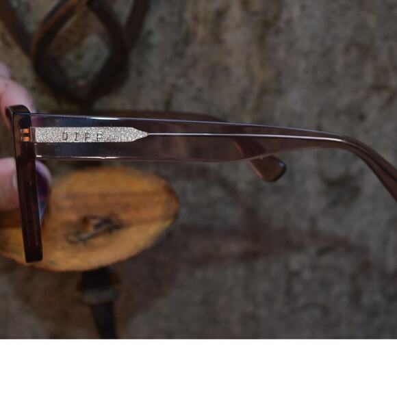 DIFF Oversized Square Gradient Sunglasses with Case – Brown - Picture 4 of 5